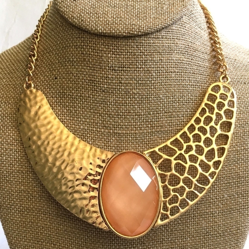 𝅺3/$30! Gold Metal & Coral Bib Statement Necklace